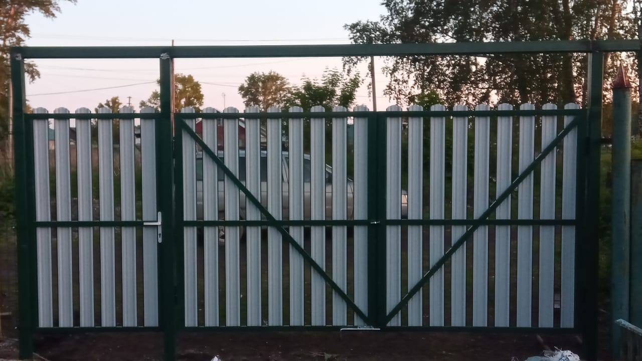 Распашные ворота 4 м с калиткой, заполнение евроштакетник «Зелёный мох» RAL 6005 в КП Заречье — KENYX
