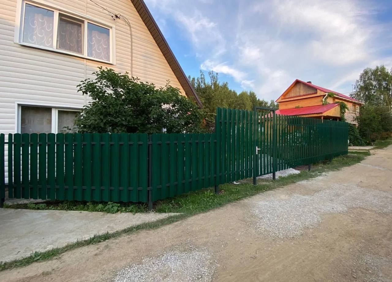 Фрагмент секции евроштакетника RAL 6005 у коттеджа с калиткой, Новосибирская область, лето 2024 — KENYX