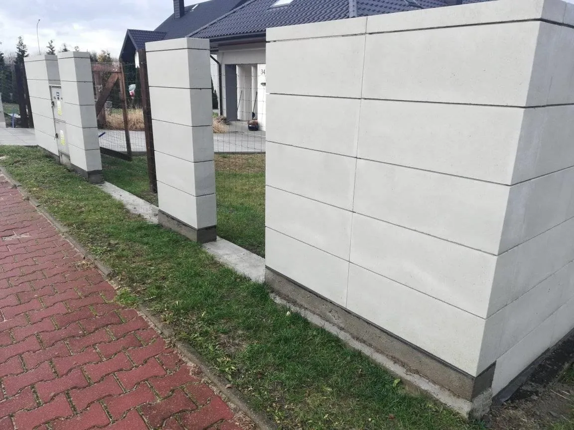 Забор из блоков Joniec с фактурой камня и калиткой RAL 9005 — фасад частного дома