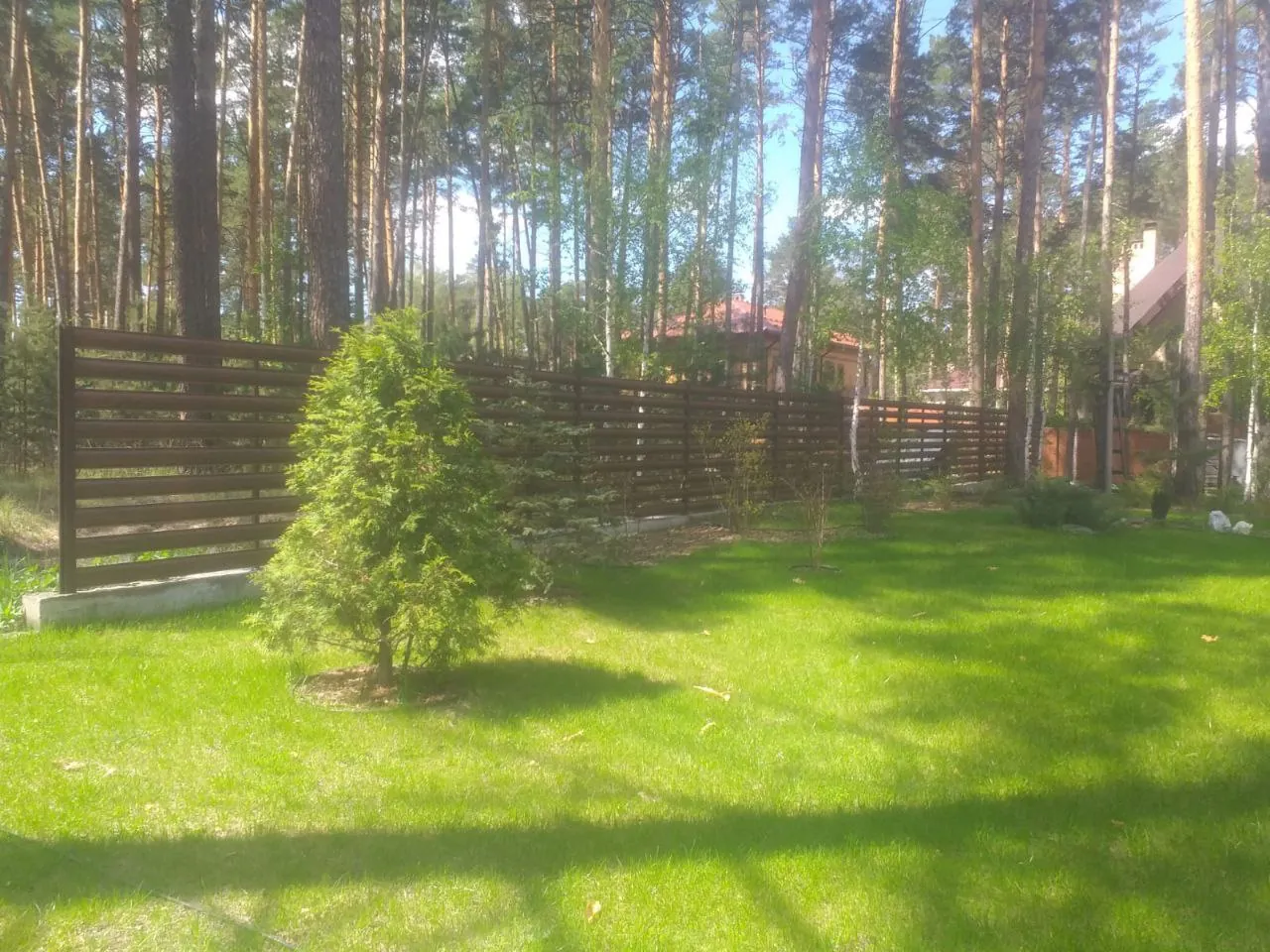 Ранчо Тёмное дерево SteelArt — горизонтальные планки с зазором, фрагмент по периметру участка