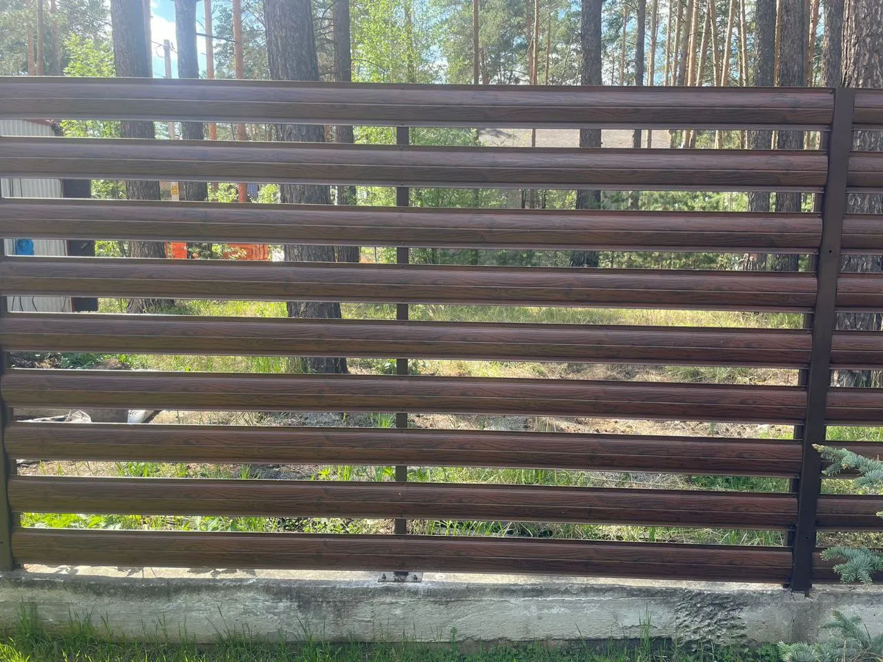Забор-жалюзи KENYX цвета Античный дуб SteelArt на ленточном фундаменте — загородный дом, 2024