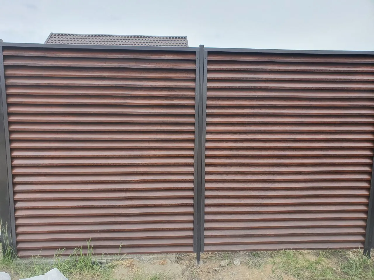 Жалюзи под дерево Античный дуб SteelArt на участке частного дома — общий вид секции