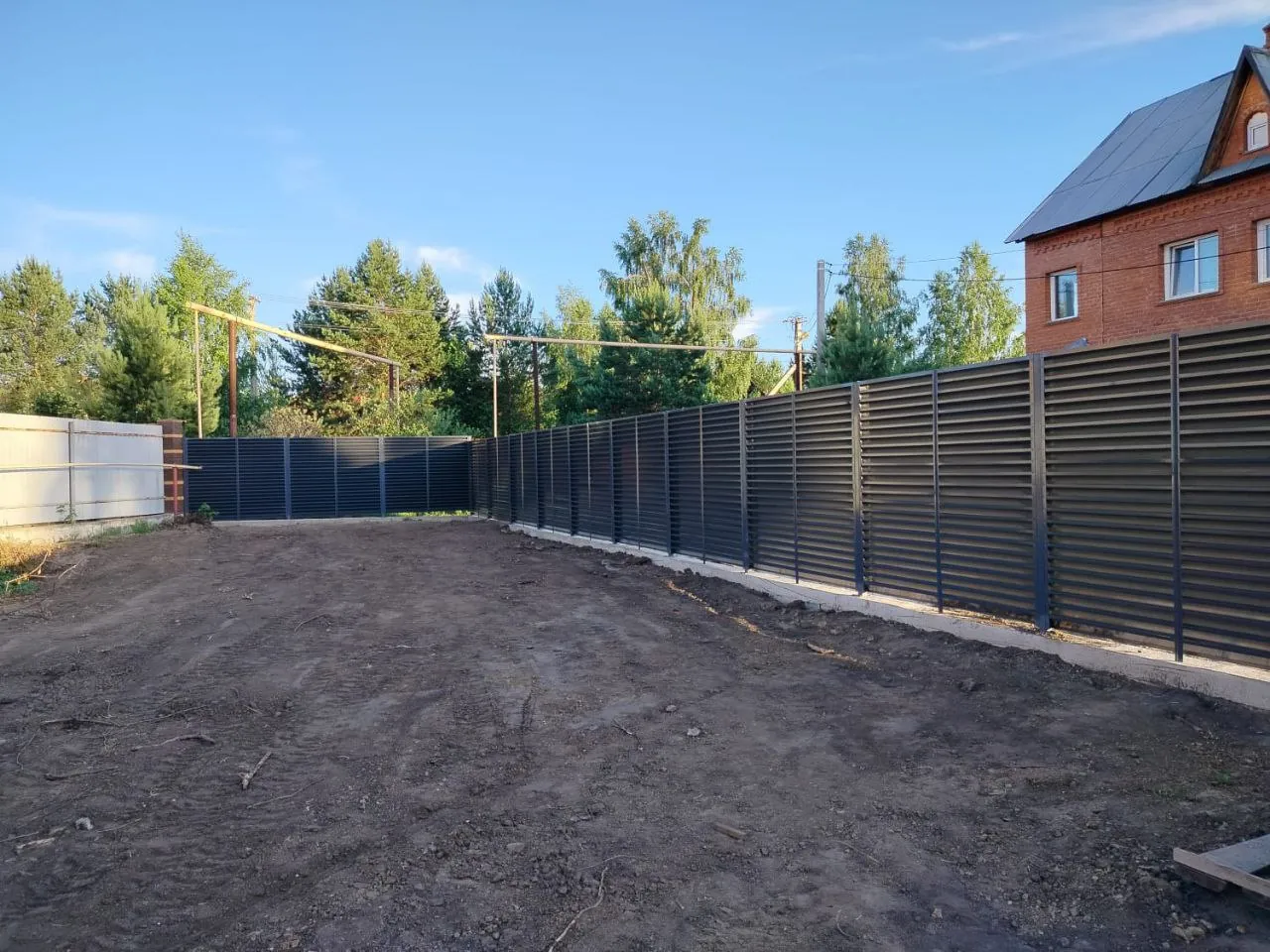 Откатные ворота жалюзи RAL 7024 Графит с калиткой, загородный дом, 2024 — KENYX